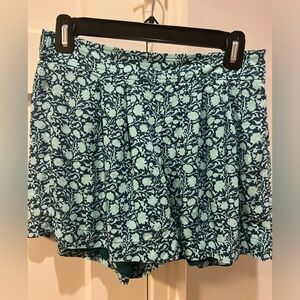 Vineyard Vines floral shorts Sz XS. Excellent condition. Worn few Xs like new!